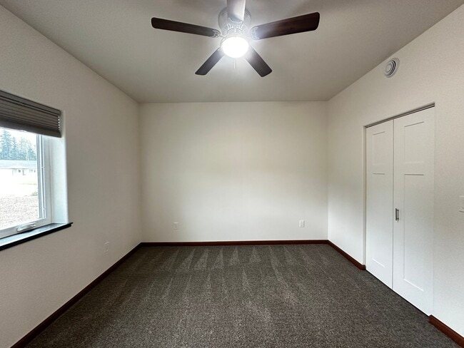 Building Photo - 3 Bed/2 Bath/2 Car Garage/Water Front Home