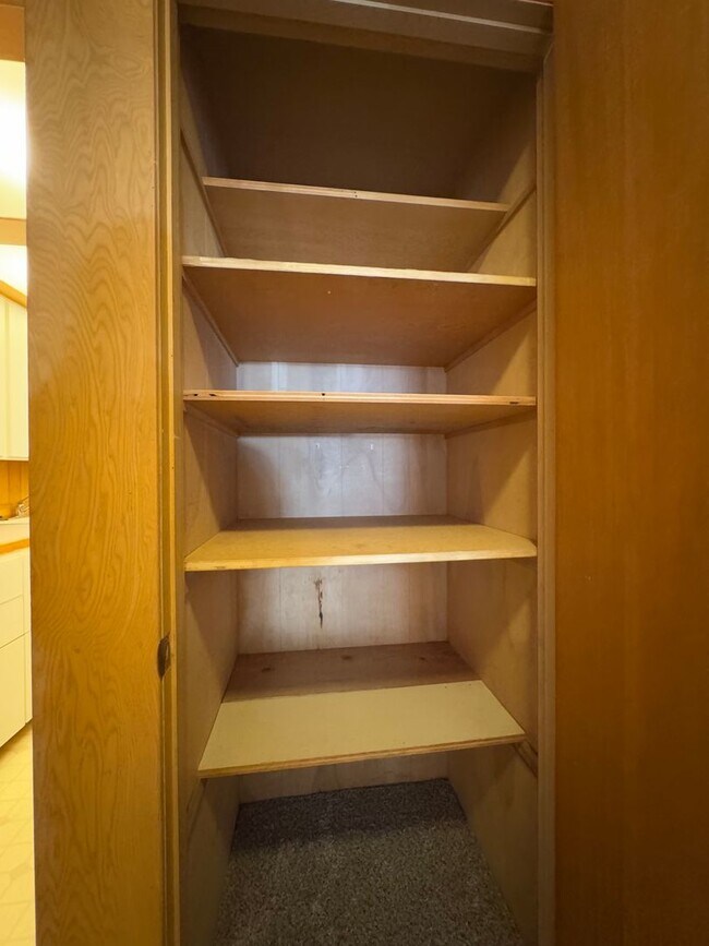 Building Photo - Spacious 6 Bedroom, 3 Bathroom Home Near CWU