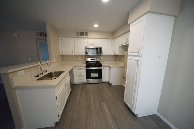 Building Photo - 5710 E Tropicana Ave