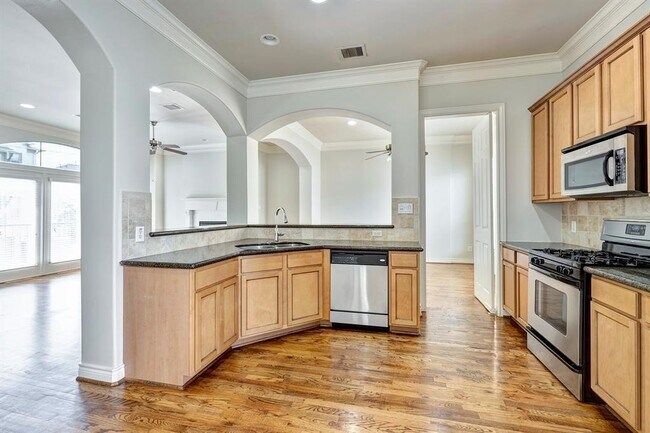 Building Photo - 2514 Maxroy St