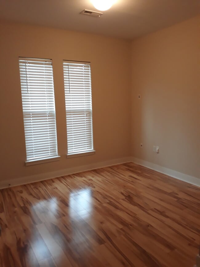 Building Photo - 849 Seigle Point Dr