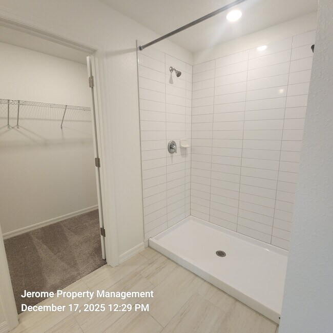 Building Photo - 2546 Leonia Ln