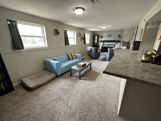 Building Photo - 4 BED 2 BATH HOME CLOSE TO PETERSON AFB & SCHRIEVER AFB!