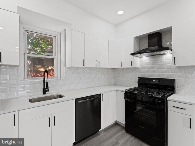 Building Photo - 9 N Front St