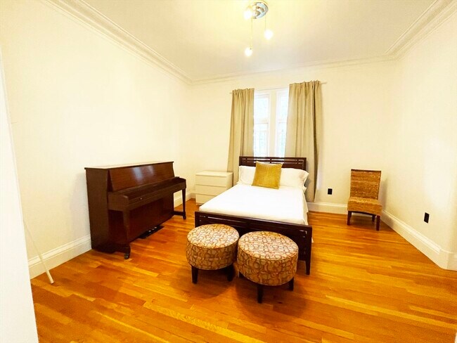 Building Photo - 26 Clifford St