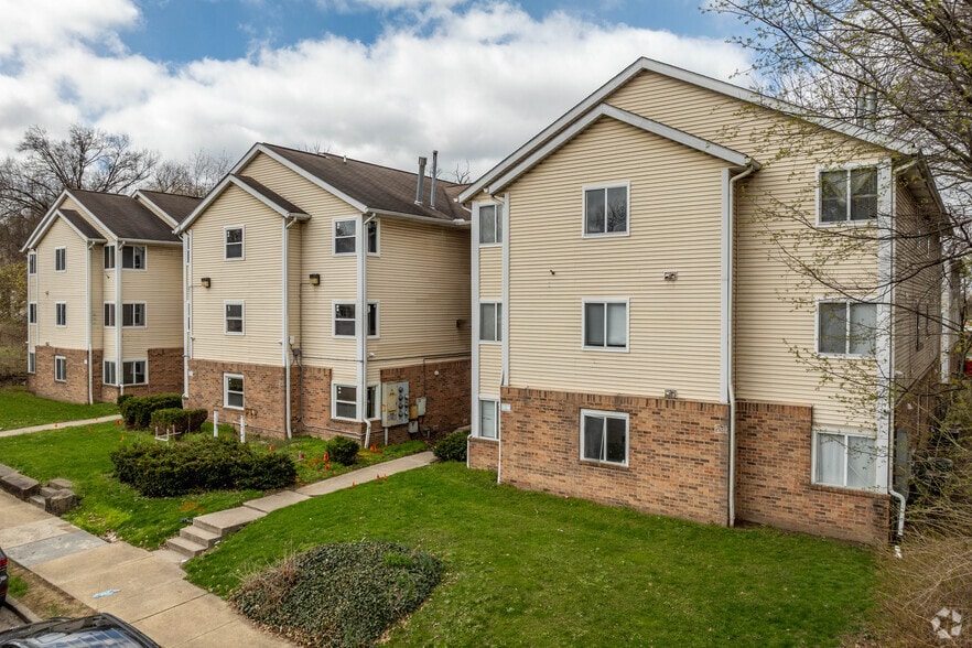 Primary Photo - University Commons Apartments