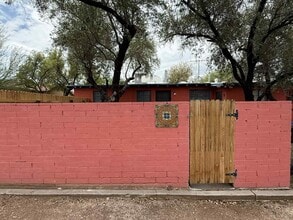 Building Photo - 2702 E Elm St