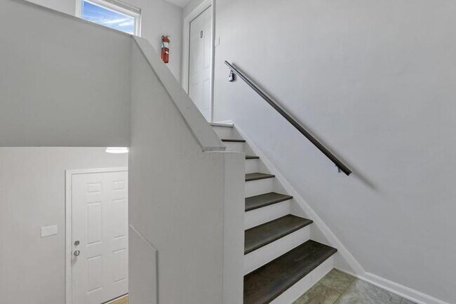 Building Photo - 1009 Lilley Ave