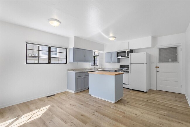Building Photo - 1087 Park Ave
