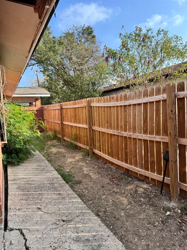 Building Photo - 3413 Pine St