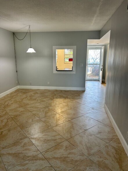 Building Photo - 2300 NE 1st Ln