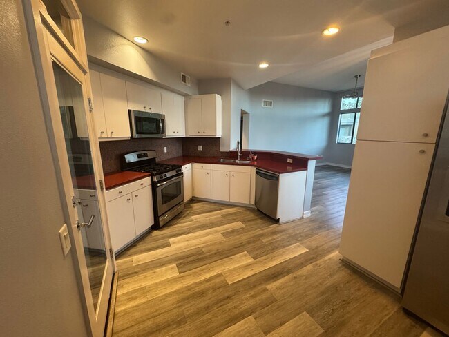 Building Photo - 810 E Palm Canyon Dr