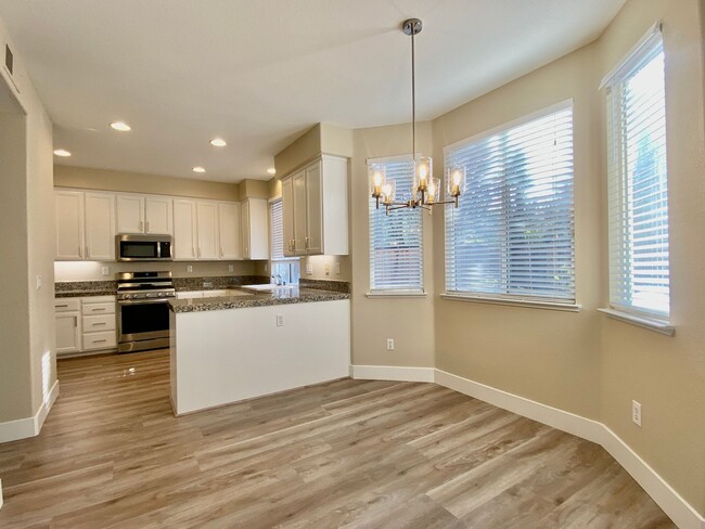 Building Photo - NEWLY RENOVATED, VERY CLEAN 5 BED, 3 BATH,...