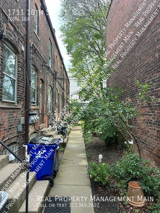 Building Photo - 1711 10th St