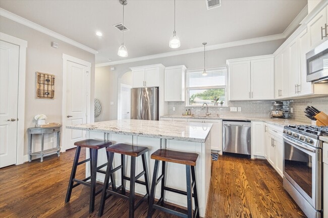 Building Photo - 829 Wakefield Dr