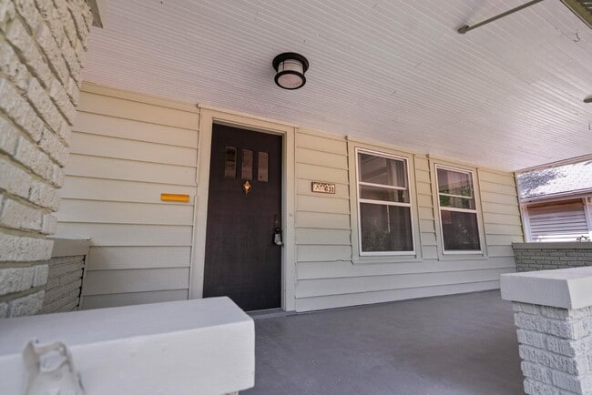 Building Photo - 631 SW Lindenwood Ave
