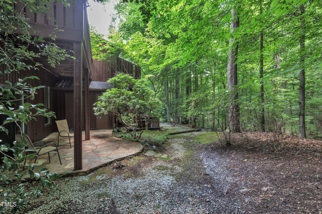Building Photo - Spacious and Renovated 3BR Townhome in Cha...