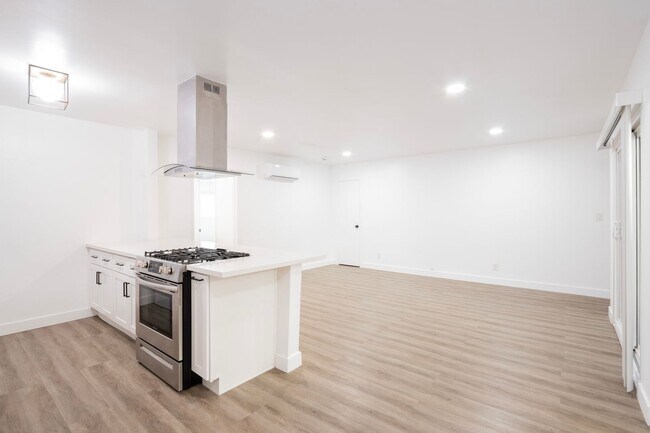 Building Photo - Newly Remodeled Ground Floor 1 Bed / 1 Bath Apartment in Prime West Hollywood