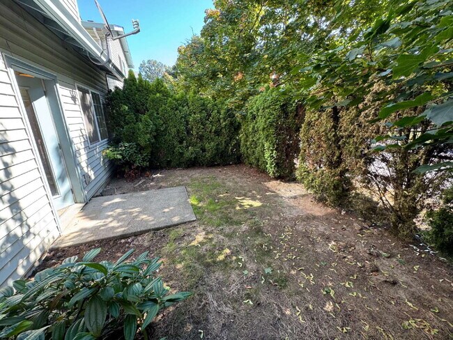 Building Photo - 3 bedroom, 2.5 bath Townhouse