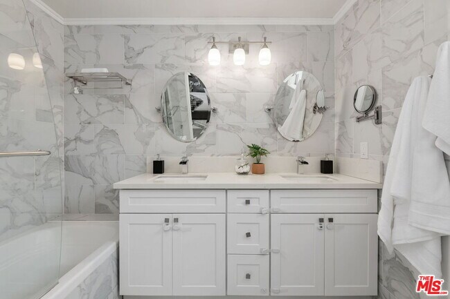 Building Photo - 843 N Martel Ave