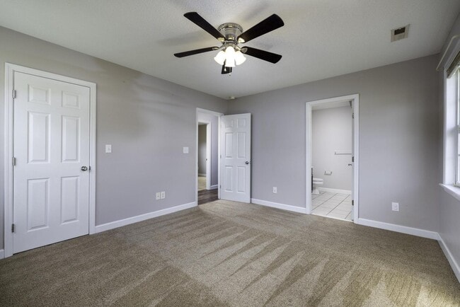 Building Photo - 3BR Home Near N. Marine Blvd with Fenced Backyard