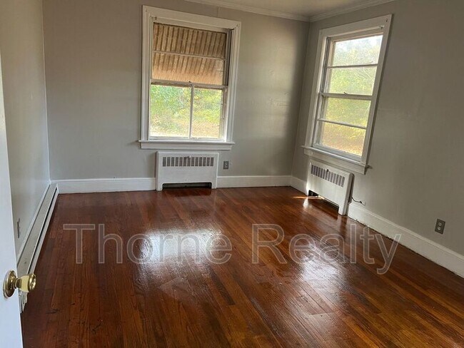 Building Photo - 422 N Mercer St