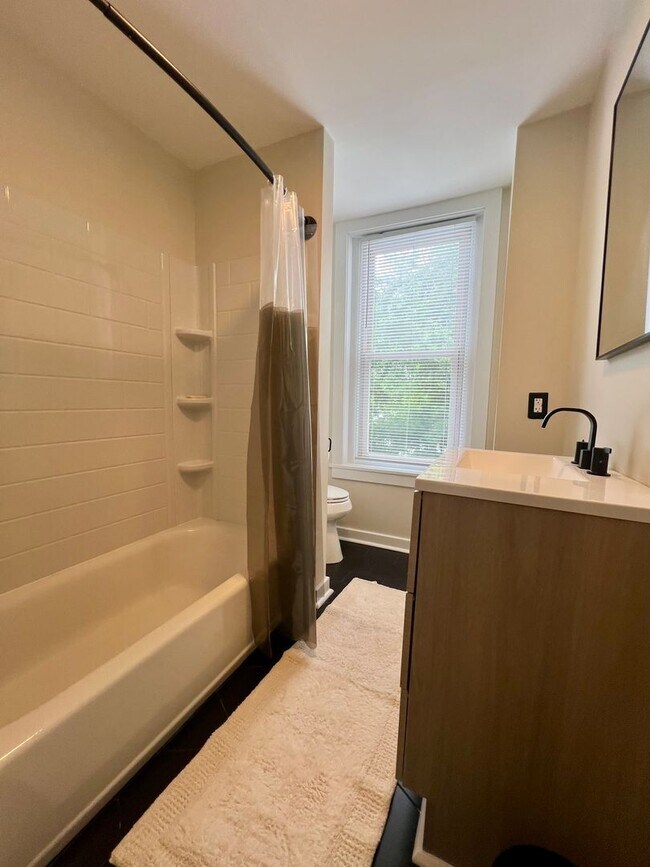Building Photo - Stunning 2-Bedroom Townhouse in Manayunk! Available NOW!