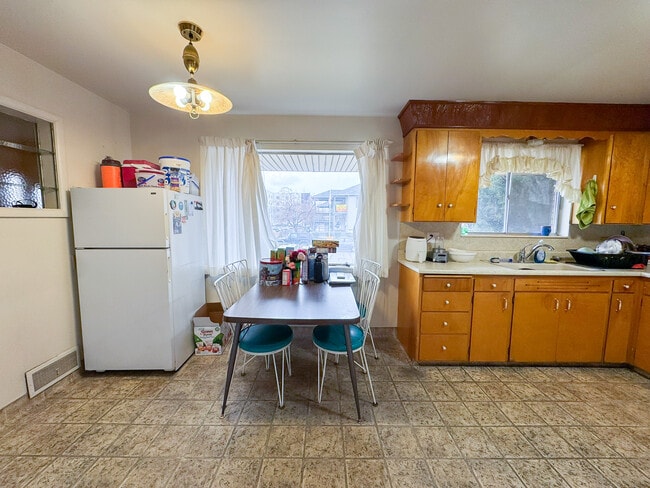 Building Photo - 845 E 820 N