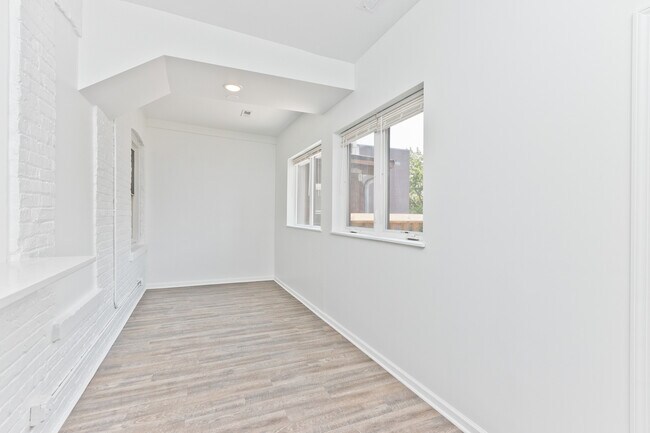Building Photo - 2468 N Lincoln Ave