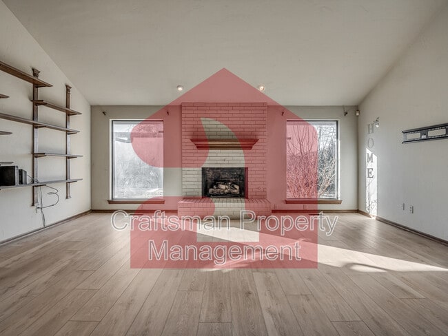 Building Photo - 2704 Silvertree Dr