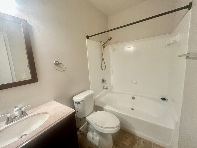 Building Photo - HALF OFF 1ST MONTHS RENT! The Landings 3rd...