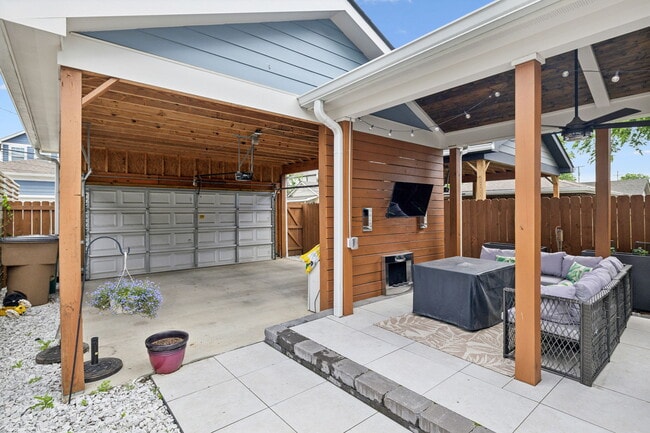 Building Photo - 6216B California Ave