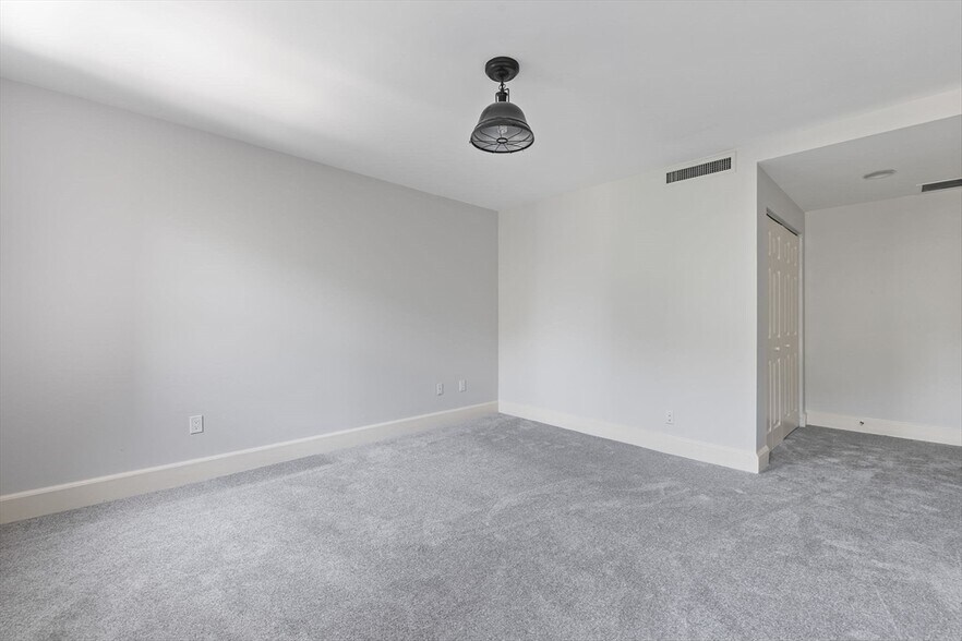 Building Photo - 403 Marlborough St