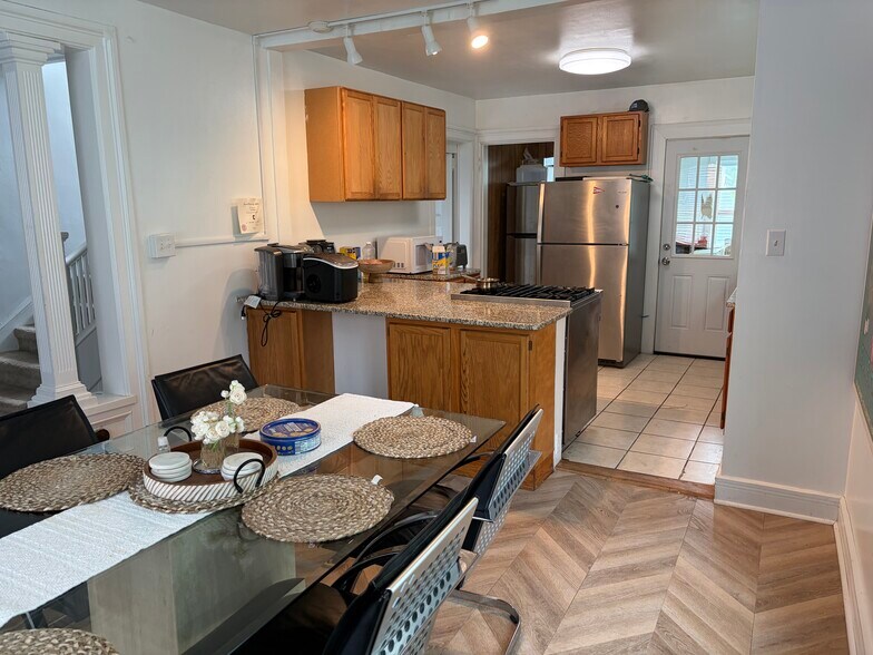 Building Photo - 122 College Ave