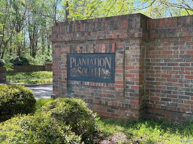 Building Photo - 2058 Woodlawn Dr SW