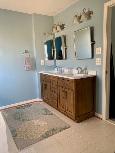 Master bathroom - 811 Rainier Rd