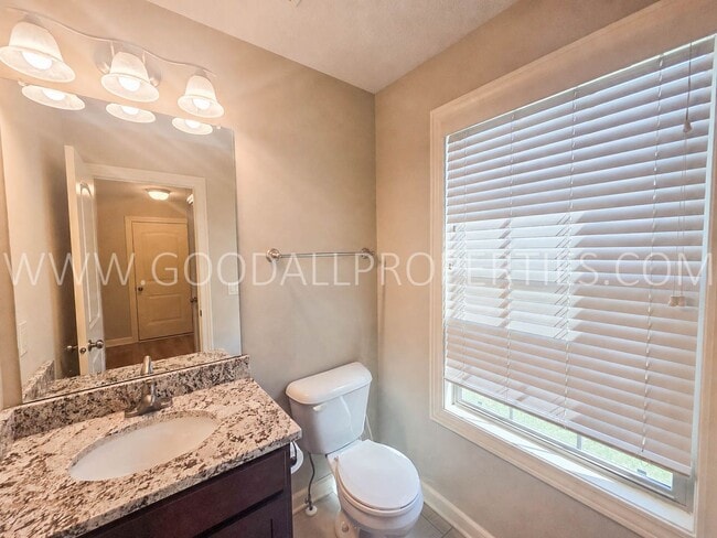 Building Photo - 885 Northview Dr