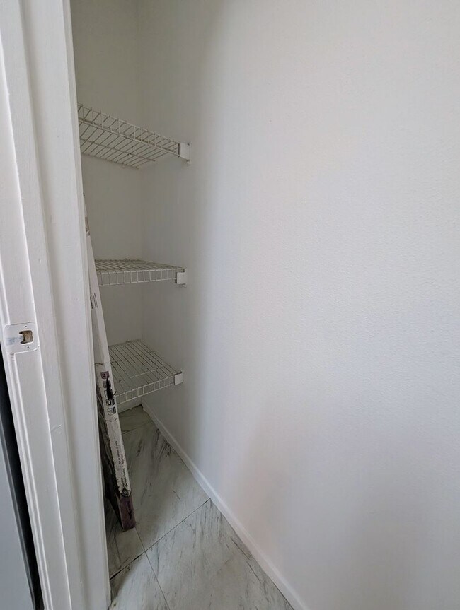 Building Photo - Bright & Well-Located 1BR/1BA Condo – Kendall Area