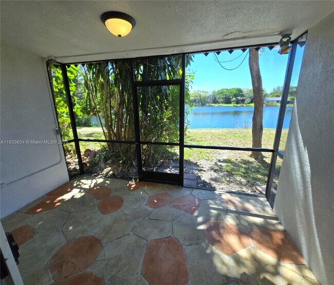 Building Photo - 3710 Inverrary Dr