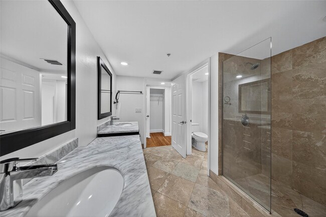 Building Photo - 900 SE 2nd St