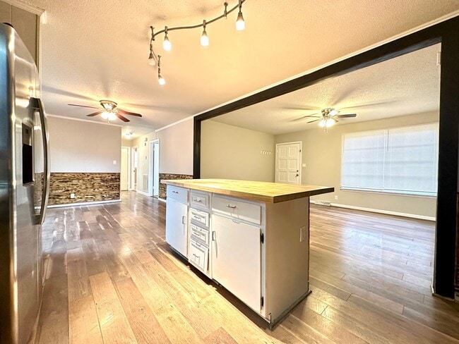 Building Photo - 28 Leonard Dr