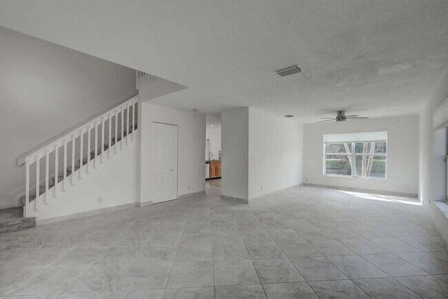 Building Photo - 10758 Lake Jasmine Dr