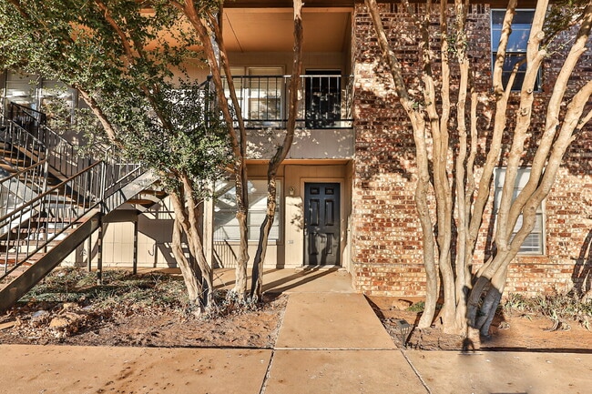 Building Photo - 2-Bedroom Home with Fireplace!