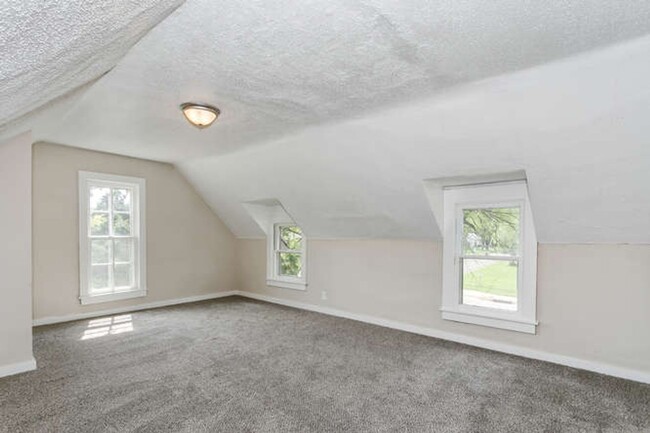 Building Photo - Available soon 12/27/24 in Newton! Spaciou...