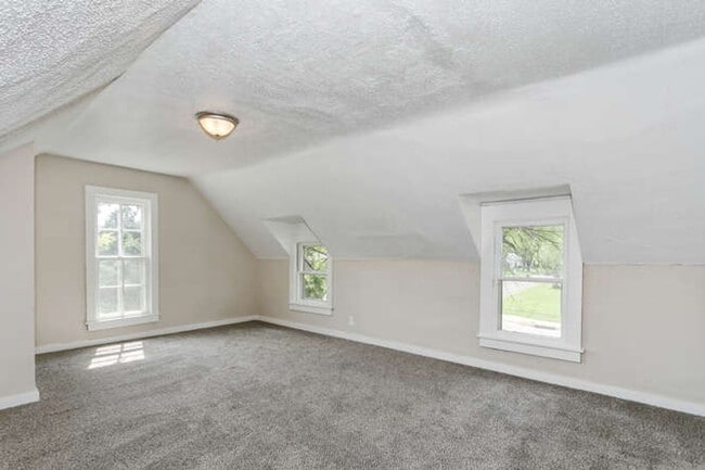 Building Photo - Open House 6/6 from 12-1!  Spacious 3 Bed/...