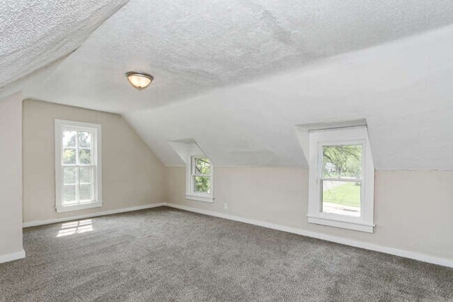 Building Photo - Spacious 3 Bed/2 Bath Home for Rent in Newton! Coming Available in mid-July!