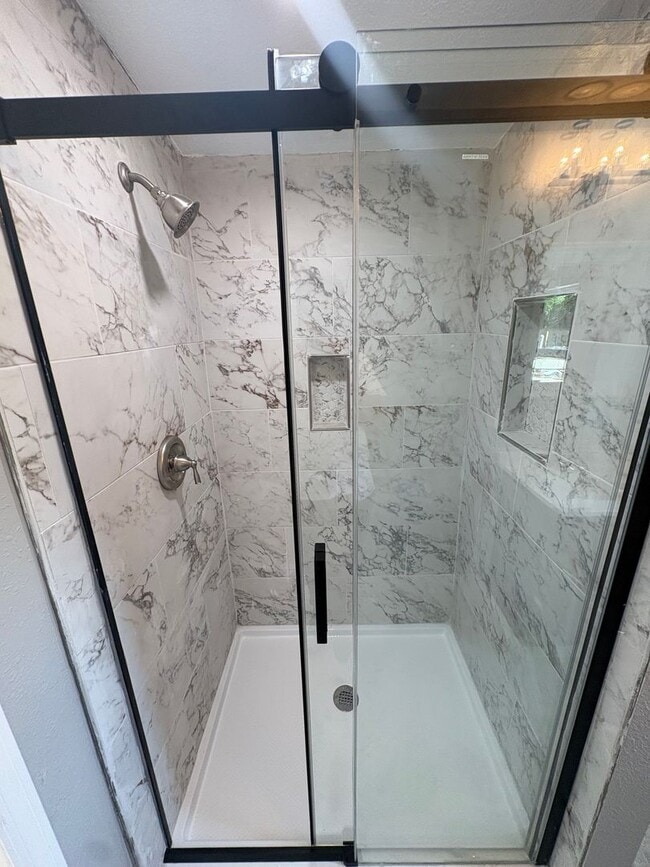 Building Photo - 3 Bed / 2 Bath Single-Family Home Near Downtown Eustis