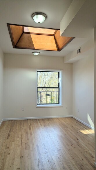 Building Photo - 215 Woodward St