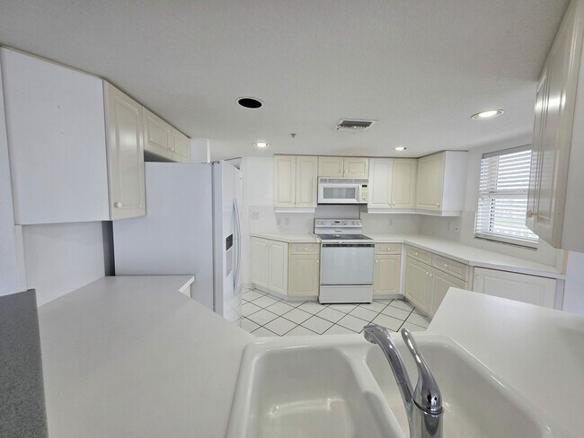 Building Photo - Beautiful Annual 7th floor Condo with Stunning Ocean Views 3/2