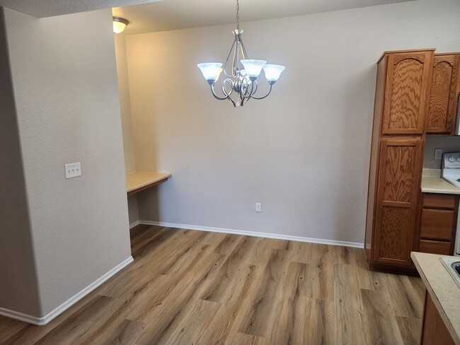 Building Photo - Upper Unit 3 Bedroom Condo with 1 Car Garage